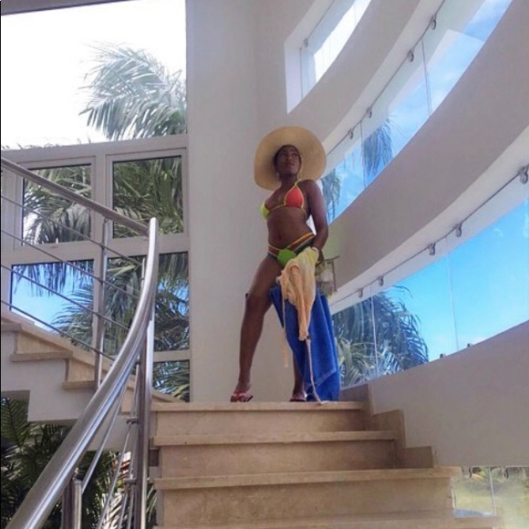 Bikini - Picture 2 of 11